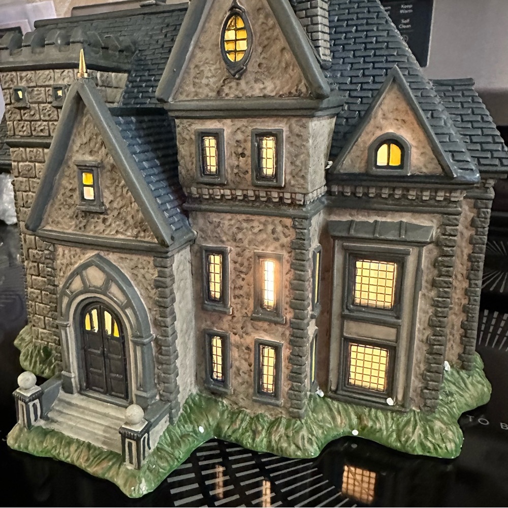 DC Comics Village Batman‎ Wayne Manor Bruce and Alfred Department 56 - Picture 6 of 13